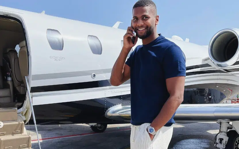 Yomi Denzel devant un jet privé "Citation XLS" 