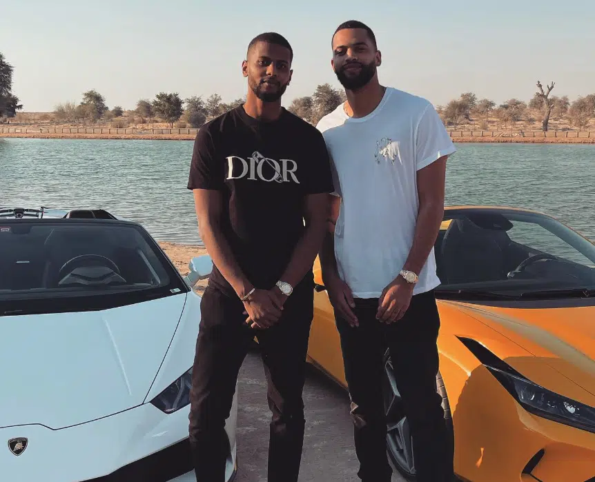 Yomi Denzel avec son frère Kaanu devant deux Lamborghini ( blanc et orange ) 