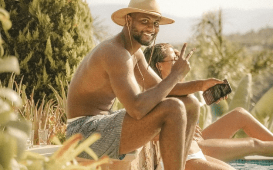 Yomi Denzel en vacances à Bali portant un chapeau avec sa copine pendant l'été 2023 