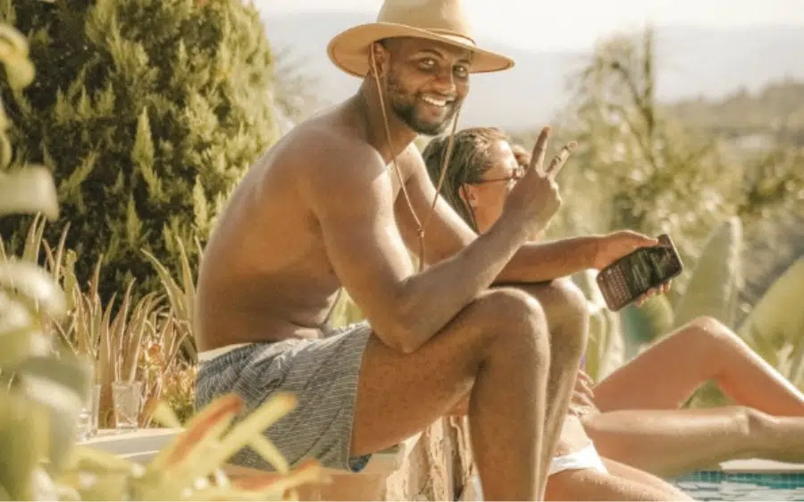 Yomi Denzel en vacances à Bali portant un chapeau avec sa copine pendant l'été 2023 