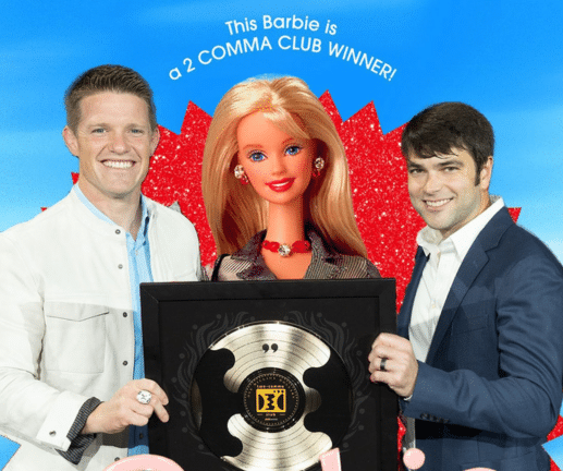Qu'est-ce que ClickFunnels ? Et comment fonctionne-t-il ? Russel Brunson Offrant le trophée 2 COMMA CLUB Clickfunnels à Cette Barbie ! 