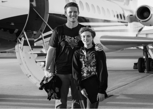 Russel Brunson ( créateur de ClickFunnels ) et son fils Aiden devant un jet privé 